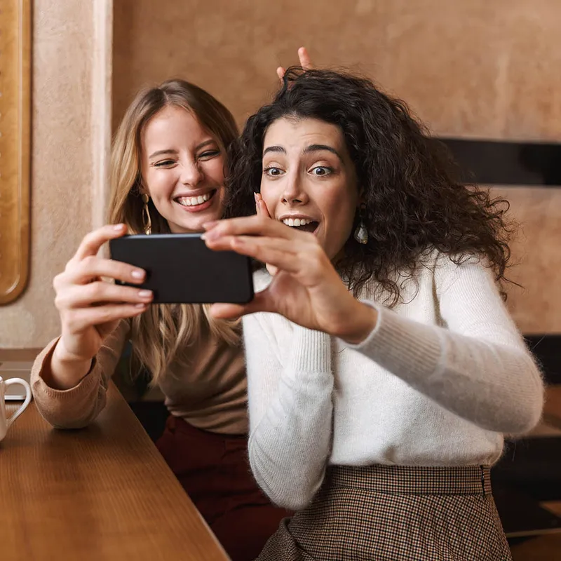 Ellis en Eva maken een selfie